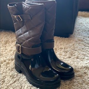 Black and brown quilted rain boots